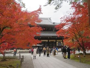 紅葉の時期は人が写真に写り込む南禅寺