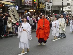 姉小路公知（左）と三条実万（右）