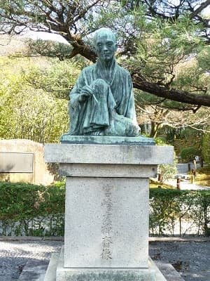 宮崎友禅斎の像