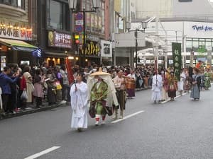 中世婦人列の後方