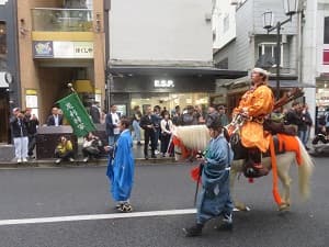 正面にやって来た足利将軍
