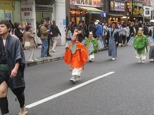 迦陵頻伽（左）と胡蝶（右）