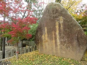 紅葉と吉井勇歌碑