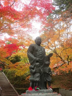 子まもり大師と紅葉
